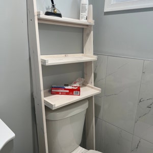 LOKO Scaffale Sopra WC A 3 Livelli – Struttura In Metallo Con Ganci E Antiribaltamento – Ripiano Salvaspazio Per Bagno, Balcone E Lavanderia – 59,7x24,1x172,7 Cm - 2