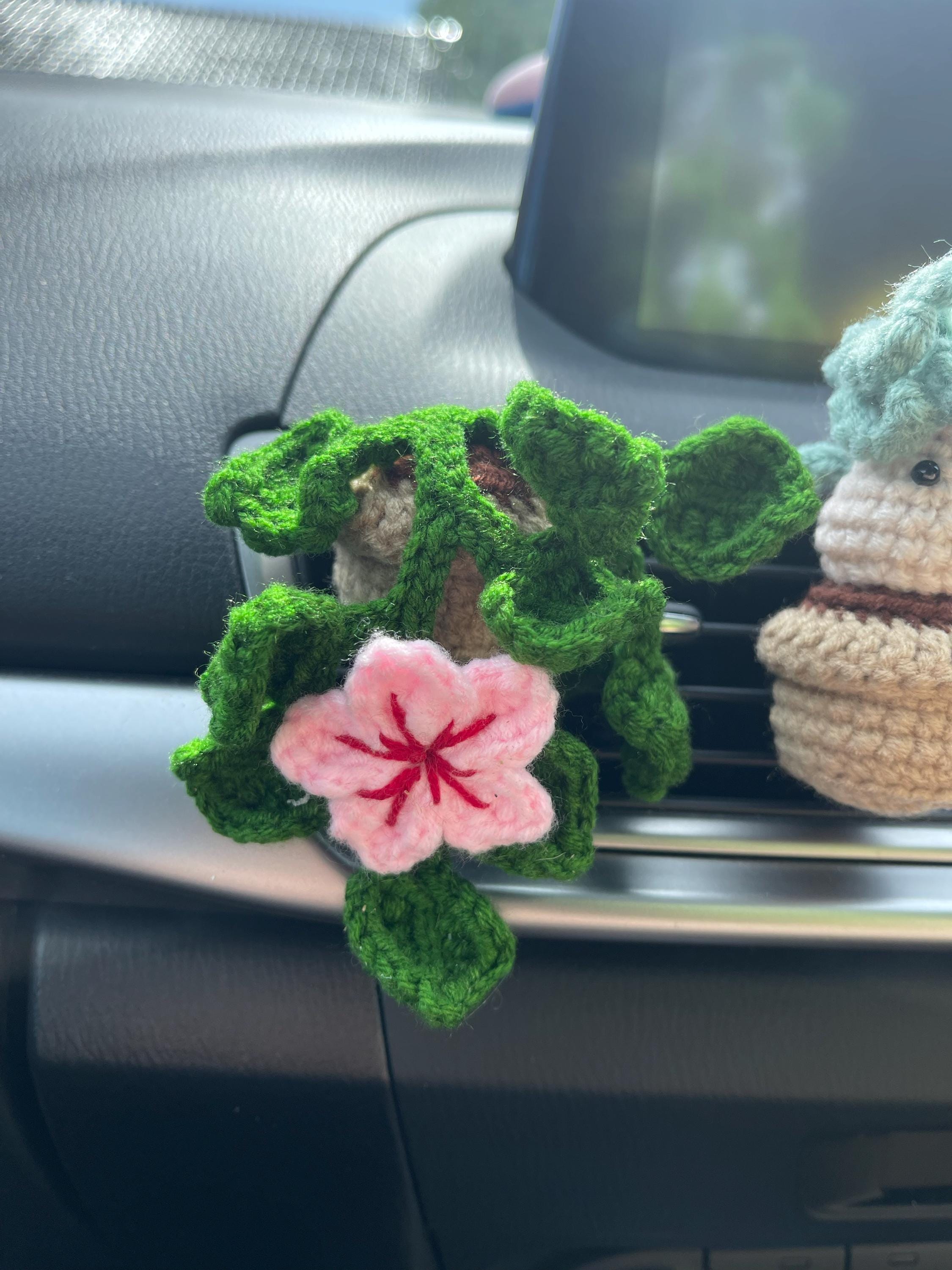 Gehäkelter Pflanzen-Auto-Lüftungsclip, Gehäkeltes Rosa Auto-Dekor, Auto-Zubehör für Frauen, Auto-Lufterfrischer-Dekor, Pflanzenliebhaber-Geschenk