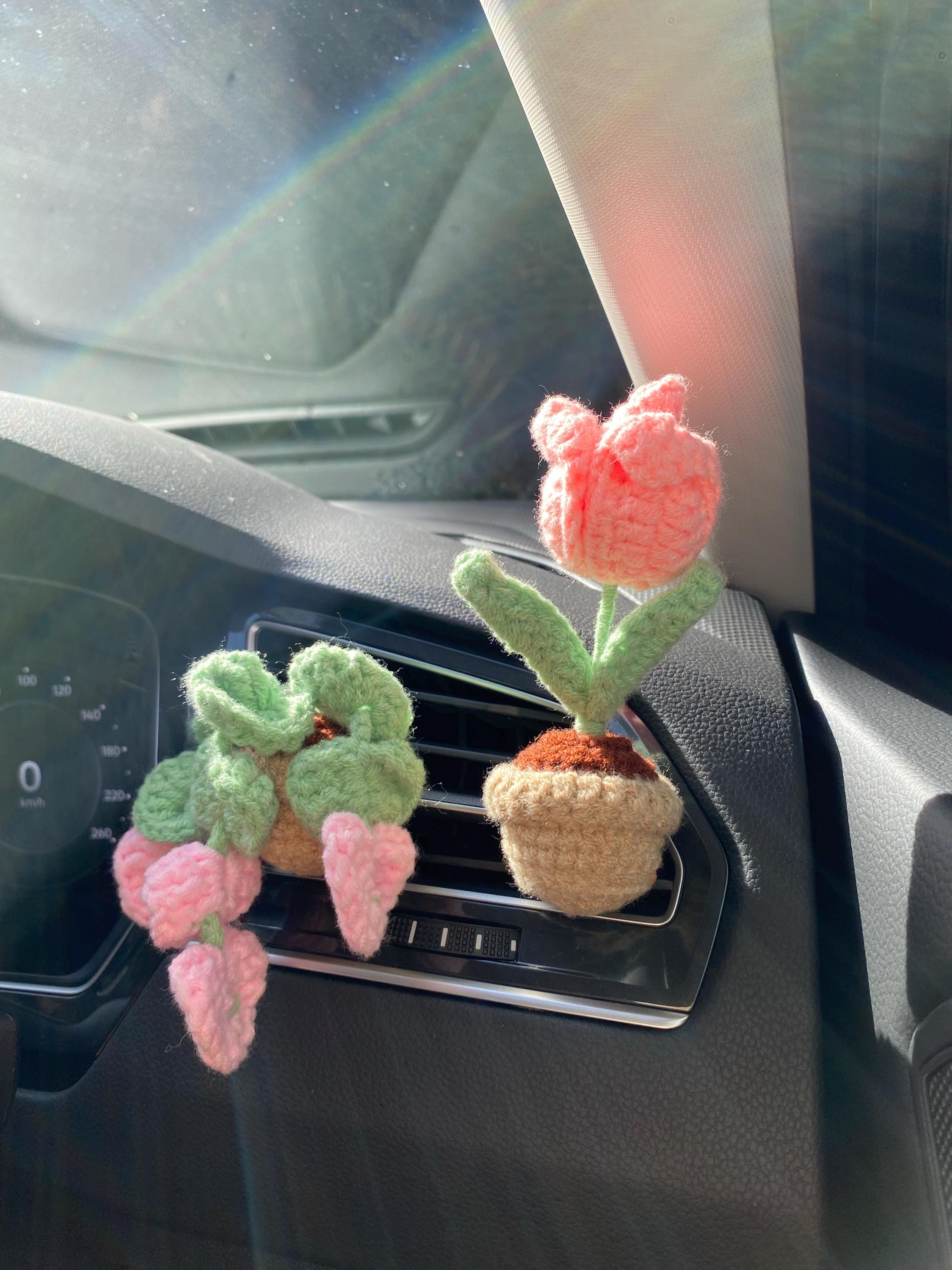Gehäkelter Pflanzen-Auto-Lüftungsclip, Gehäkeltes Rosa Auto-Dekor, Auto-Zubehör für Frauen, Auto-Lufterfrischer-Dekor, Pflanzenliebhaber-Geschenk