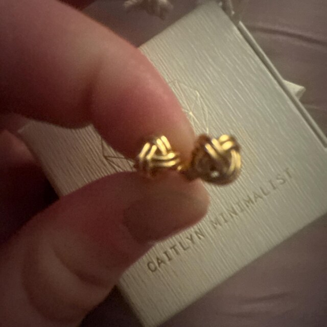 【関税・送料無料】Caitlyn Minimalist★LoveKnotスタッズピアス Dainty Love Knot Stud Earrings | Caitlyn Minimalist