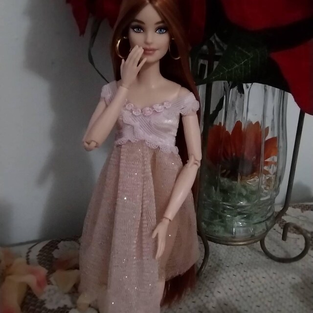 ポピー・パーカーのファッション衣装はフリーサイズで、人形と同じ
