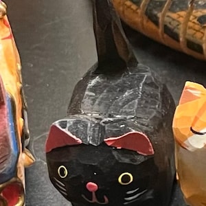 Hand Carving Wooden Cat,Wooden Sculpture,Wooden Frog,Christmas Gifts,Cat Ornaments,Gift For Her,Cat Figurine,Desk Decor,Cat Lover Gift