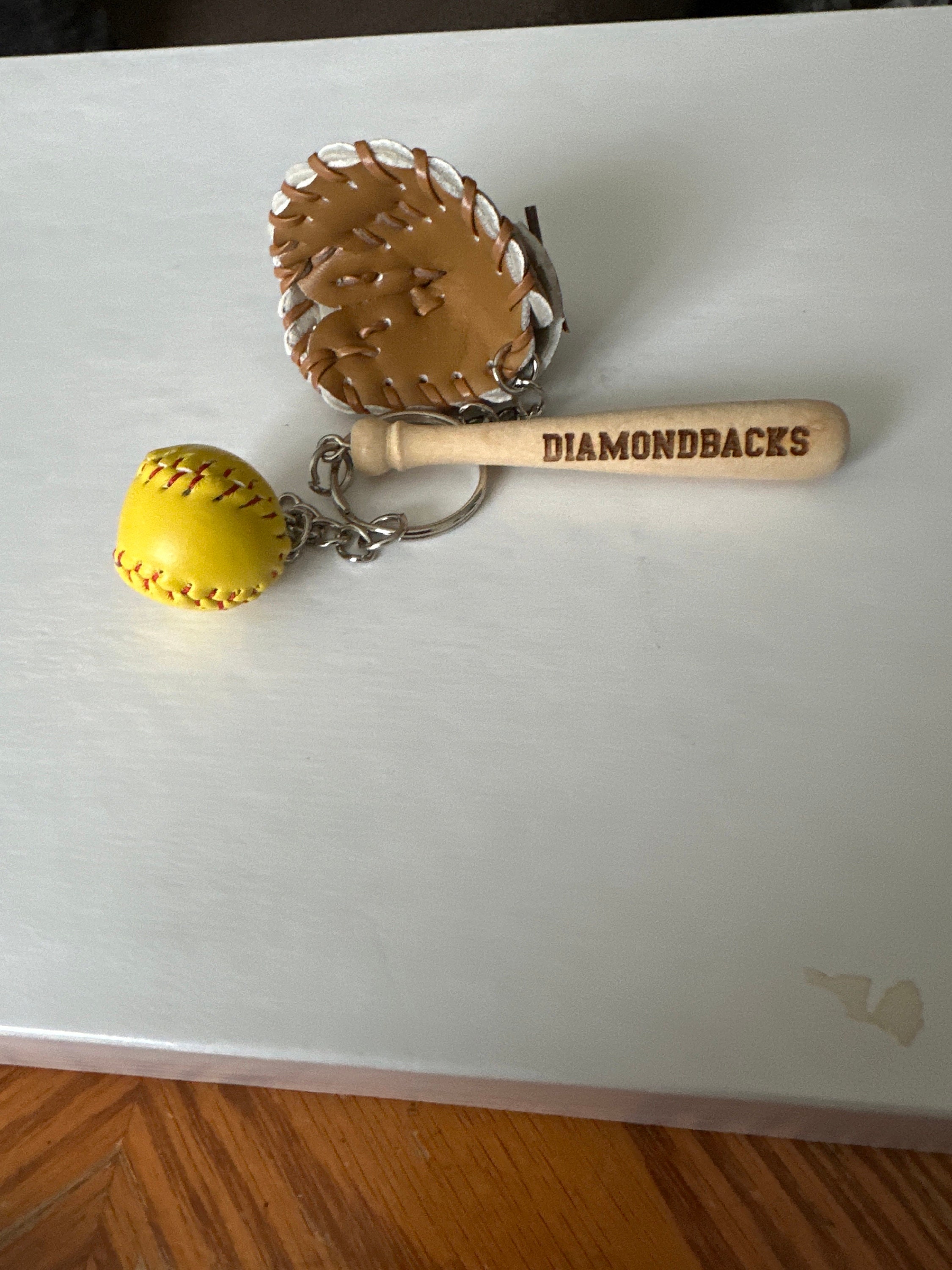 Softball-Schlüsselanhänger | Taschenanhänger | Softball-Schlüsselanhänger | Individuell gravierter Softball-Baseball-Schlüsselanhänger | Individuell gravierter Baseball für Sportliebhaber