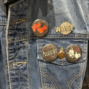 Gilet Eddie Munson Con Patch E Spille – Costume Stranger Things Accurato