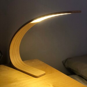 Lampe de bureau en bois personnalisable, lampe de table, petite lampe de  bureau en bois courbé, lampe de lecture de chevet moderne, artisanat,  cadeau LED insolite -  France