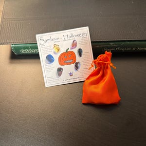De Aantrekkelijke Heks of Fortuinteller Bereikt Voor Een Kristallen Bol