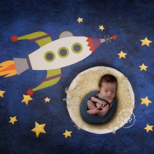 Bebé a Bordo Muestra Con El Astronauta Del Niño Cerca Del Cohete
