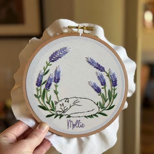 ラベンダー色の猫の刺繍パターン：花柄の子猫デザイン（PDF） - Etsy 日本