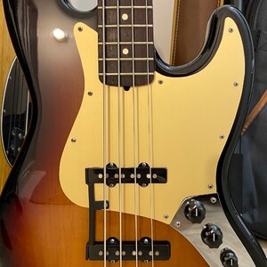 Gold jazz bass pickguard deals