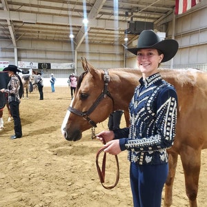 Chemise Western Custom Rodeo Queen, Showmanship, Horsemanship, Western Pleasure Show (le motif des manches peut varier en fonction des disponibilités) - France