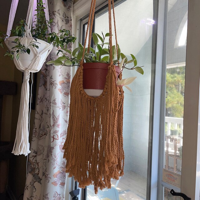 Makramee Pflanzenhänger Faultier Design – Häkeln, Mit Holzstab & Seil – Für Blumentöpfe Bis 10 Cm, Indoor & Outdoor Deko
