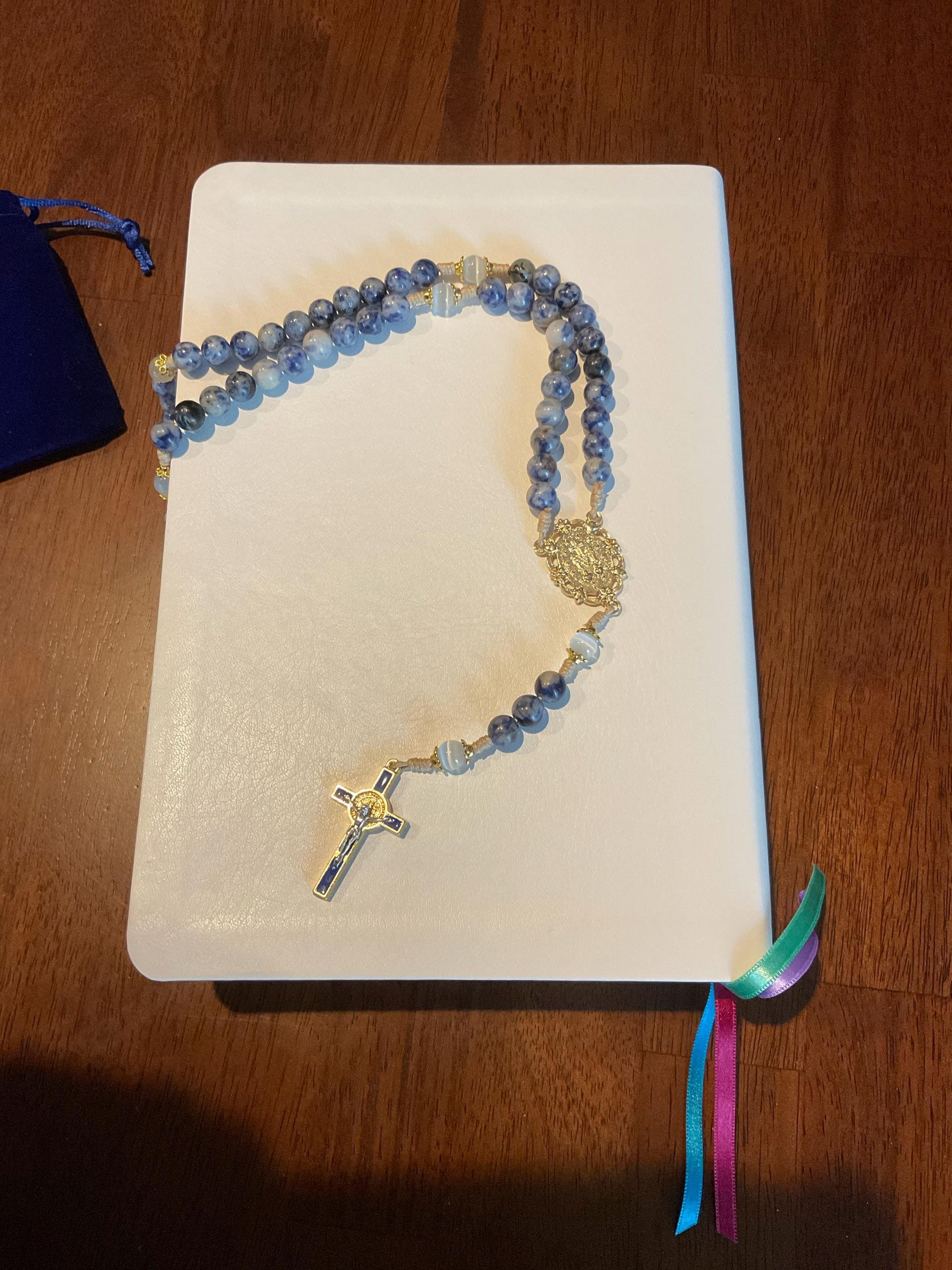 Wundertätiger Rosenkranz mit Medaille – handgefertigt mit blauen Steinperlen und strapazierfähiger Kordel – Gebet und Hingabe – Jesus, Maria und Josef, katholisches Geschenk zu Ostern