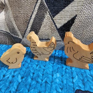 手彫りの木製ニワトリ一家：雄鶏、雌鶏、ひよこ ウォルドルフ式農場