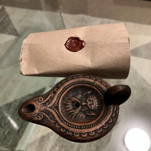 ローマの石油ランプ、シレノスを描いた古代ギリシャのランプ