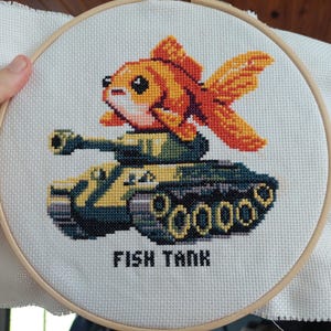 水槽に乗るかわいい魚 水槽クロスステッチパターン | フープ刺繍 | PDF