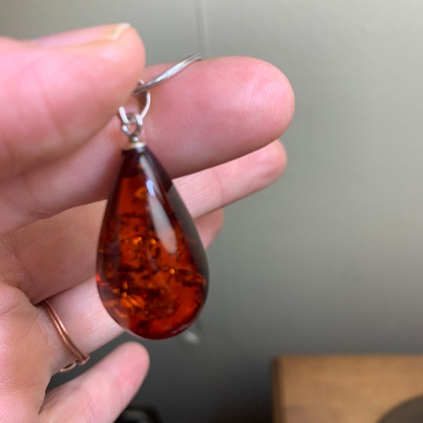 Pendentif Ambre Véritable De La Baltique Et Argent 925 - Poids 1,4 G, Occasion, Forme Goutte