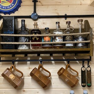 Botellero de madera montado en la pared, Elección de acabados, Perfecto  para vino, ginebra, licores y champán. Capacidad para 6 vasos y 8-9  botellas. Madera rústica -  España