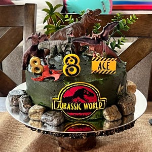 Candela per torta di compleanno disegnata a mano con fiamma ardente