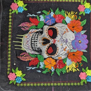 d.i.a 刺繍 スカルトップス 花柄のスカル - 機械刺繍デザイン - 3 サイズ、死者の日のスカル刺繍