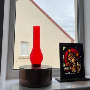 Ancienne lumière de lanterne au kérosène blanc vintage sur une pierre