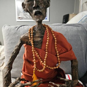 ミイラ化した僧侶の彫刻：ピグミーの奇妙な標本、高さ17インチ - Etsy 日本
