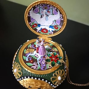 2026 Anastasia Music Box ( Once upon a December) + Necklace