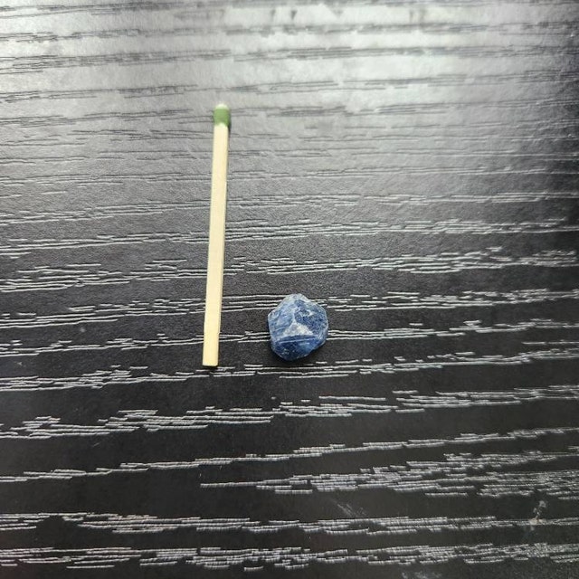 ブルーサファイア マイカ 原石 ブルーサファイアクリスタル 原石 8.50ct | Zakkano