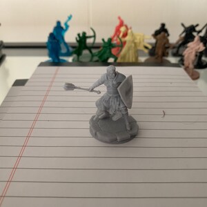 聖職者ミニチュア | メイスを持った装甲戦闘司祭 | 樹脂製 28 mm 32 mm