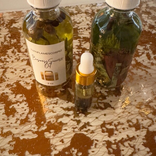 Vat Met De Inscriptie Olie. Reservoir Met Ruwe Olie Die Industrieel Petroleumdieselproduct Maakt 34066904