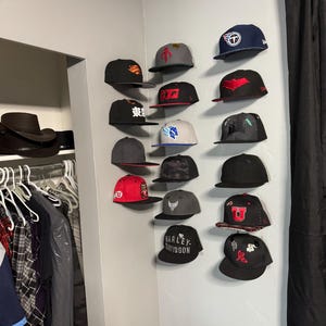 DecorDwell Porta Cappelli 2 Pezzi Ganci Per Cappelli Adesivi Da Muro Porta Cappelli Da Parete Senza Foratura Autoadesivo Ganci Per Berretti Da Baseball Appendiabiti Per Berretto Da Baseball (Bianco