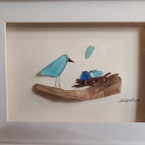 小石アートとシーグラスの絵画 - 額装された手作りの巣を作る鳥たち