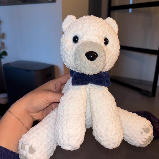 かぎ針編みの座っているクマのあみぐるみパターン | かぎ針編み