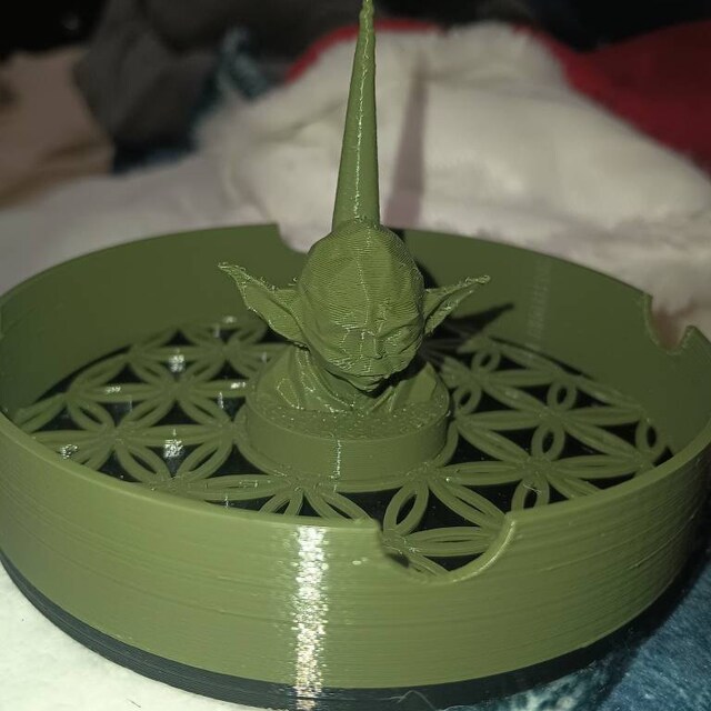 スター・ウォーズをテーマにした灰皿 - 緑色の3Dプリントヨーダ