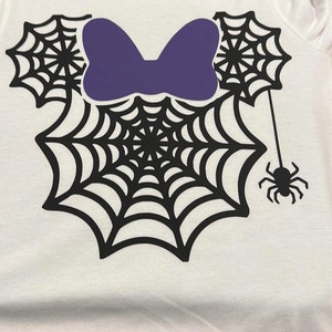 T-shirt Halloween 2025 Minnie Avec Toile D'araignée - Pour Femme, Couleur Noire, Marque Gildan