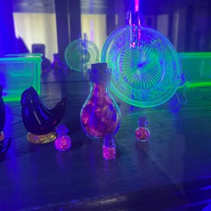 砕いたカドミウムのシーグラス、3.5インチのコルク蓋付き瓶入り