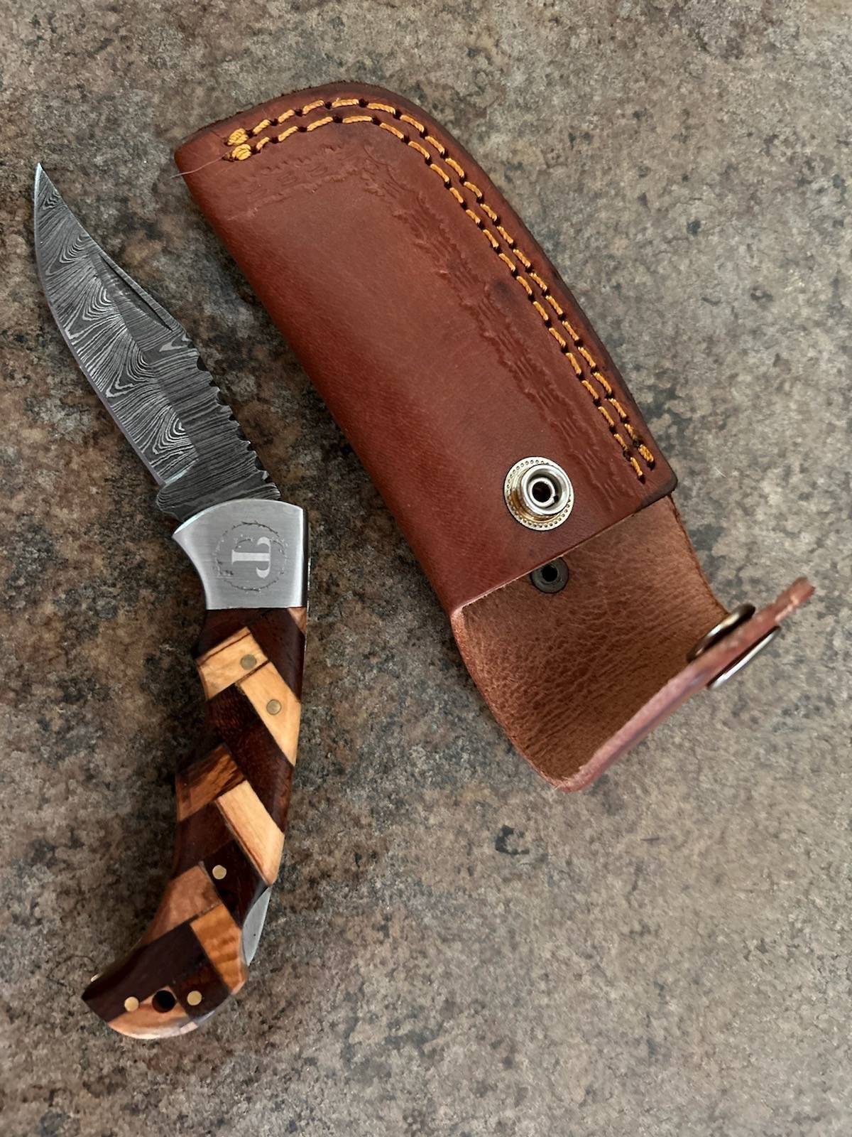 Handgemachtes Damast-Taschenmesser mit Olivenholzgriff, Geburtstagsgeschenk, Klappmesser, Bräutigamsmann-Geschenk, Jahrestag, Hochzeit, personalisiertes Geschenk für Männer
