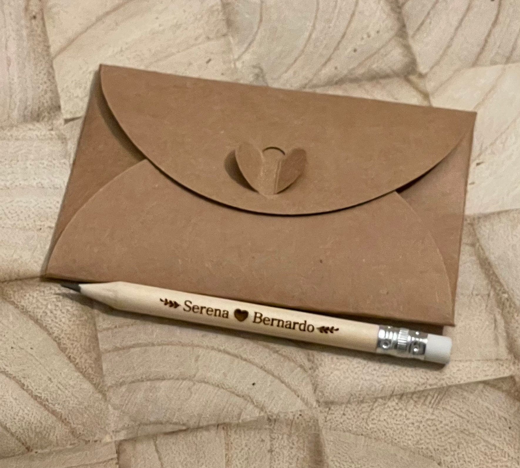 Hochzeitsgeschenke, personalisierte, gravierte rustikale Holzstifte zur Hochzeit. Einzigartige Ideen für Hochzeitsgeschenke für Geschenktüten • AA078