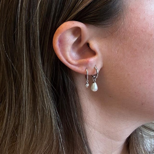 ピアス Teardrop Pearl Hoop Earrings - Silver TRIPLE FRESHWATER PEARL DROP HOOP EARRINGS- Sterling Silver