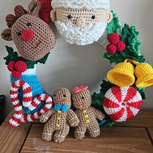 かぎ針編みのクリスマスリースパターン：サンタクロース、トナカイ