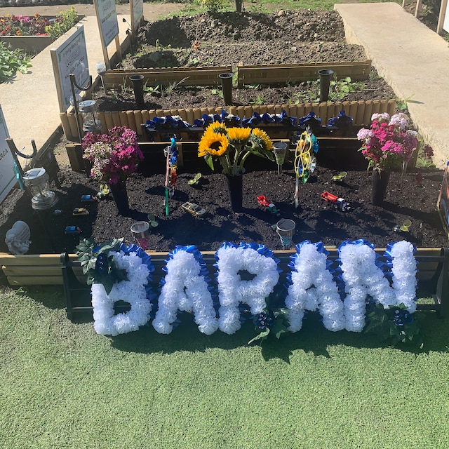 Artificial Silk Funeral Flower Wreath - Custom 5-Letter Name Tribute (DADDY, AUNTY, Etc.)