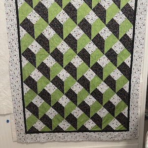 Optical Illusion Quilt Block Pattern: Black & Grey Grids