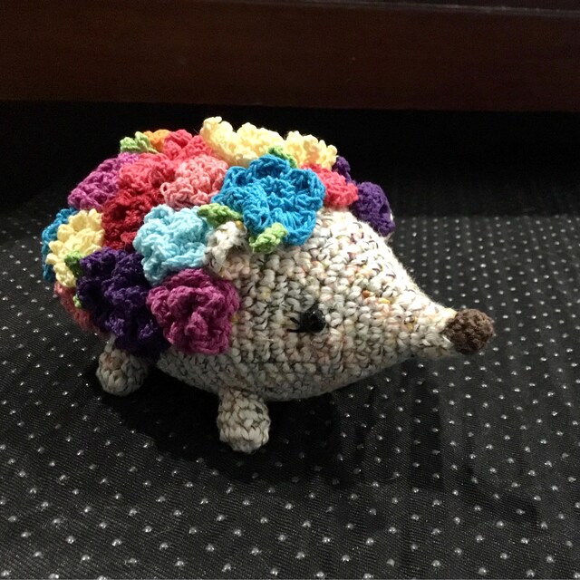 かぎ針編みの花柄ハリネズミあみぐるみ - カラフルな花をあしらった
