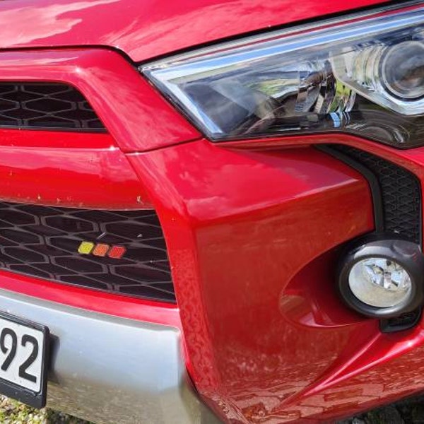 Badge Décoratif Tricolore Pour Calandre - Universel Tacoma 4Runner Tundra - Acrylique Durable - Rouge/Jaune