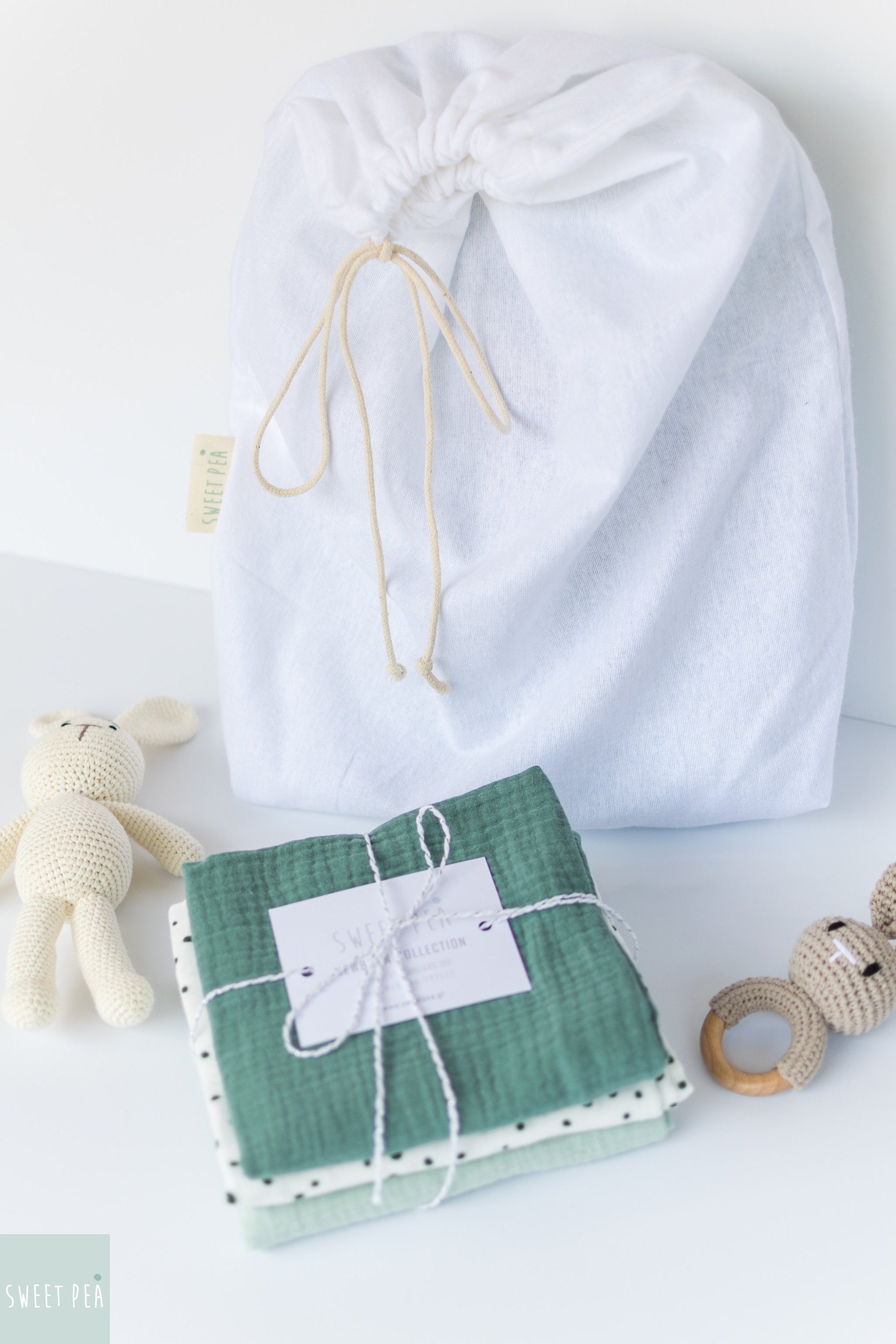 UTENSILO FABRIC BASKET & 4 Burp Cloths Gift Set, Gender Neutral Newborn