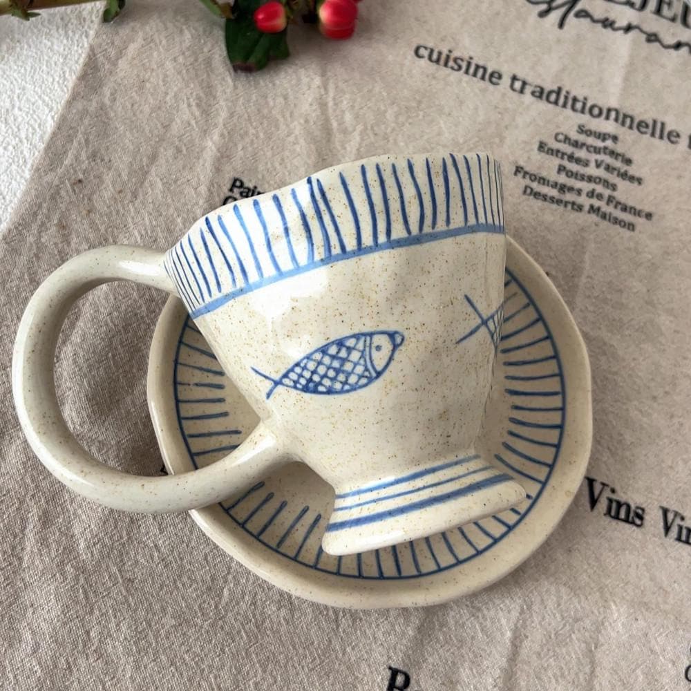 Keramikbecher mit blauem Fischdesign