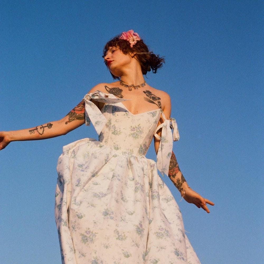 Vestido cottagecore con estampado de flores blanco y azul