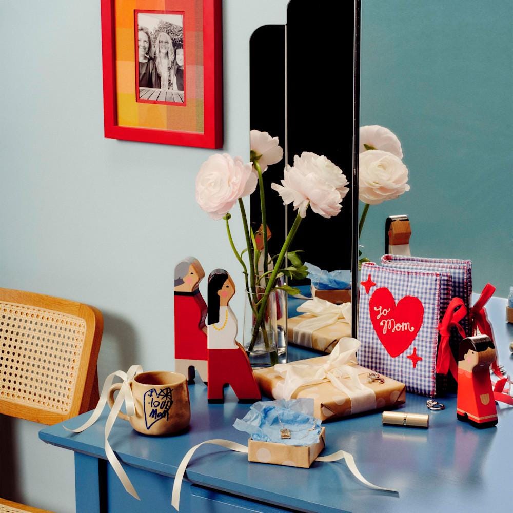 Colección de diferentes regalos para el Día de la Madre, que incluyen una familia de madera, un collar, una taza personalizada y un álbum de fotos de cuadros vichy