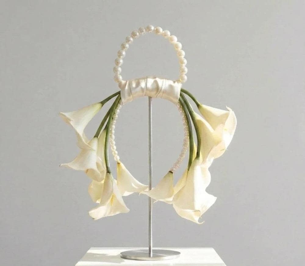 Bouquet purse with pearls and calla lilies.