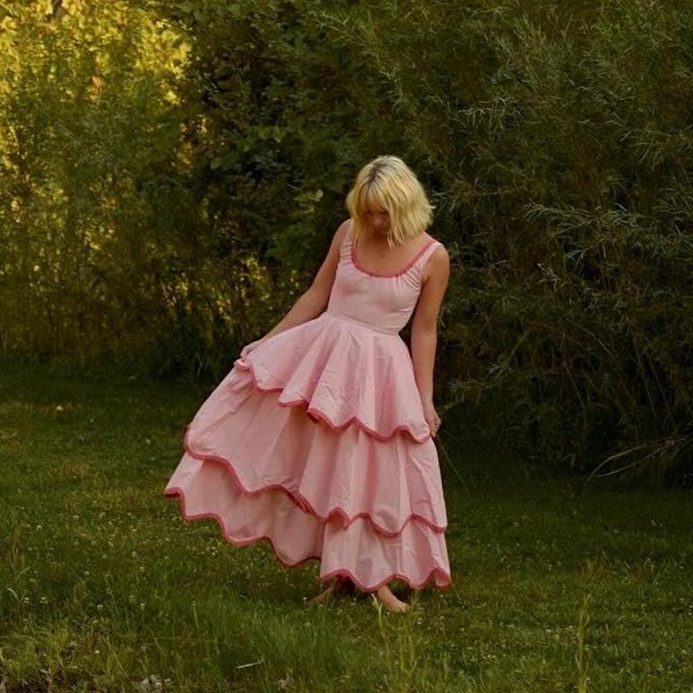 Vestido cor-de-rosa às camadas com bainhas recortadas