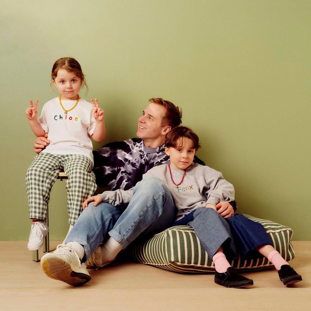 Vader die bij twee kinderen zit